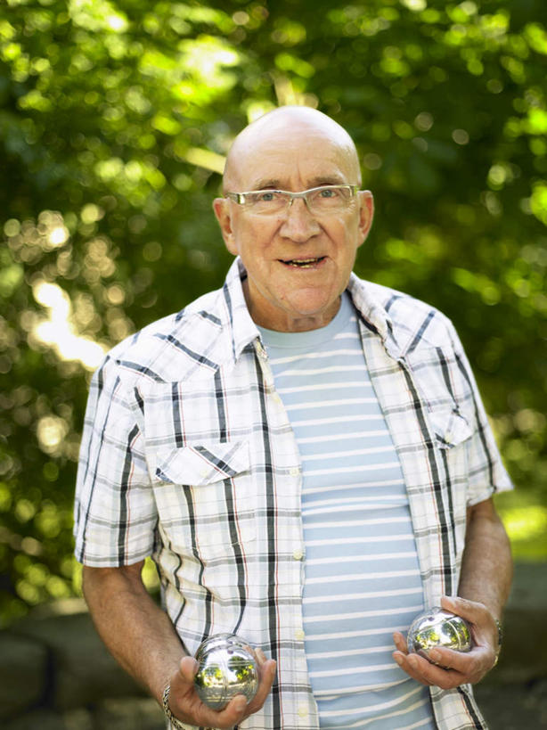 西方人,一个人,公园,站,笑,微笑,露齿笑,竖图,室外,白天,正面,衬衫,美景,植物,欧洲,欧洲人,仅一个男性,仅一个人,握,阴影,光线,方格,格子,眼镜,影子,景观,地面,拿,拿着,注视,树,树木,三个,绿色,阳光,自然,保健球,观察,看,站着,仅一个老年男性,健身球,景色,握着,生长,成长,观看,察看,关注,自然风光,近视眼镜,康复球,老年健身球,老年男性,男人,男性,白种人,站立,半身,彩图,衬衣