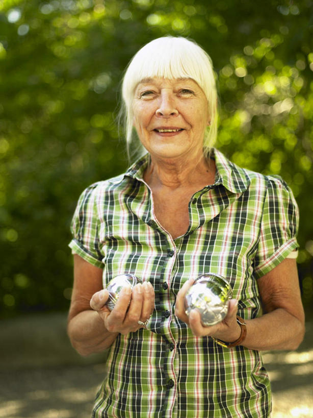 西方人,一个人,公园,站,笑,微笑,露齿笑,竖图,室外,白天,正面,衬衫,美景,植物,欧洲,欧洲人,仅一个女性,仅一个人,握,阴影,光线,方格,格子,影子,景观,地面,拿,拿着,注视,树,树木,三个,绿色,阳光,自然,保健球,观察,看,站着,健身球,景色,握着,仅一个老年女性,生长,成长,观看,察看,关注,自然风光,康复球,老年健身球,老年女性,女人,女性,白种人,站立,半身,彩图,衬衣