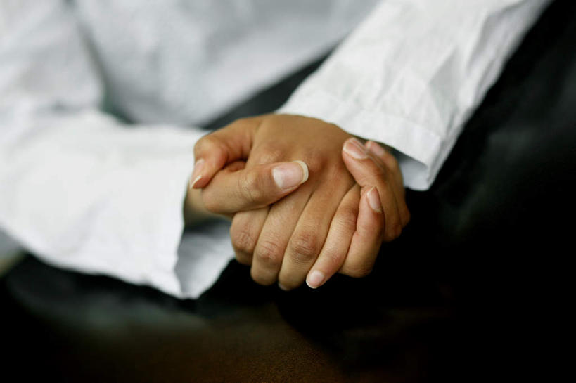 西方人,手,一个人,商务人士,商务女性,坐,双手交叉,横图,俯视,室内,特写,白天,欧洲,欧洲人,双手,仅一个年轻女性,仅一个女性,仅一个人,套装,双手合十,手部,商务装,工薪阶层,合十,年轻女性,女人,女性,白种人,白领,上班族,坐着,半身,彩图,高角度拍摄