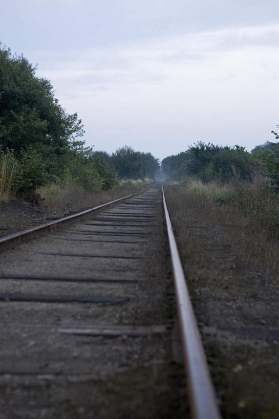 无人,竖图,室外,白天,正面,旅游,度假,草地,草坪,美景,植物,路,铁路,景观,云,云朵,轨道,交通,铁轨,云彩,娱乐,草,树,树木,蓝色,绿色,白云,蓝天,天空,自然,天,享受,休闲,景色,放松,运输,生长,晴朗,成长,笔直,自然风光,笔挺,晴空,彩图