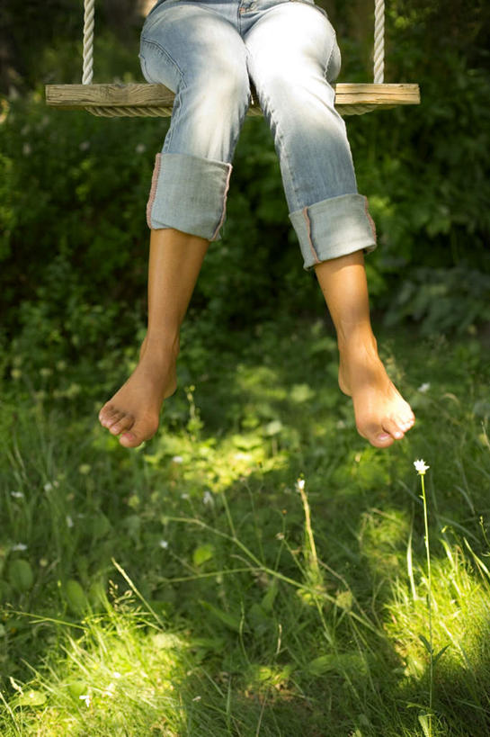西方人,一个人,坐,竖图,室外,白天,正面,草地,草坪,美景,植物,欧洲,欧洲人,仅一个年轻女性,仅一个女性,仅一个人,阴影,光线,影子,景观,草,绿色,阳光,自然,秋千,赤脚,景色,自然风光,年轻女性,女人,女性,白种人,坐着,半身,彩图