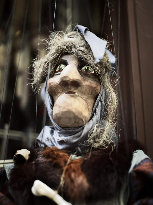 无人,竖图,室内,白天,仰视,游戏,摆设,玩具,艺术,装饰,人偶,线,墙,玩,文化,娱乐,墙壁,墙面,装饰品,一个,模型,装饰物,工艺品,休闲,益智,活动,华丽,修饰,点缀,高雅,木偶,发泄,消遣,智力,饰物,简洁,宣泄,衬托,美观,雅致,雅观,木偶人,木人,玩耍,嬉戏,彩图,低角度拍摄