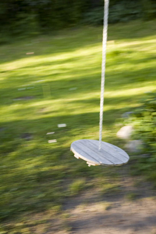 无人,竖图,俯视,室外,白天,草地,草坪,美景,植物,吊挂,悬挂,阴影,光线,木板,影子,景观,球场,挂,高尔夫球场,草,绿色,阳光,自然,绳子,秋千,景色,绳索,自然风光,绿茵场,彩图,高角度拍摄