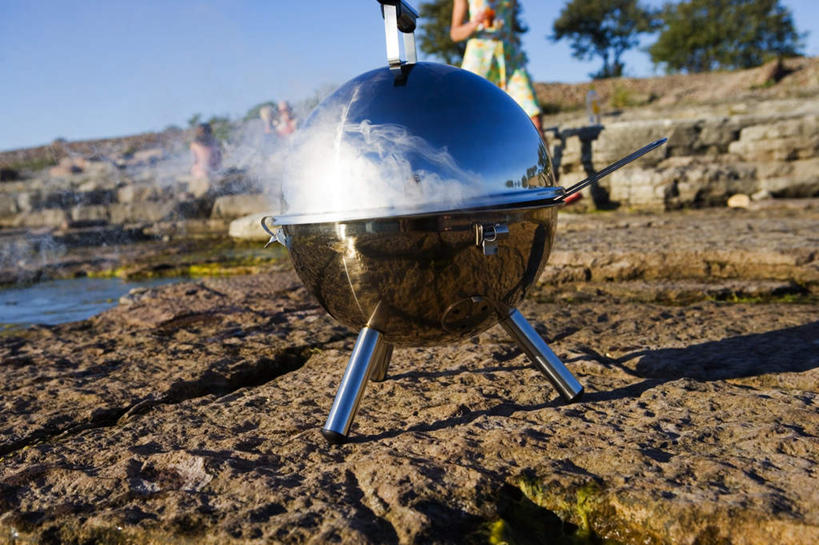 西方人,一个人,走,横图,室外,特写,白天,正面,烧烤,海浪,海洋,沙滩,植物,欧洲,欧洲人,仅一个年轻女性,仅一个女性,仅一个人,阴影,服装,朦胧,模糊,光线,沙子,影子,海岸,浪花,烟雾,烤架,沙地,烤肉,休闲装,树,树木,衣服,蓝色,绿色,蓝天,天空,阳光,自然,海水,天,休闲,休闲服,铁架,服饰,生长,晴朗,成长,冒烟,海景,万里无云,年轻女性,女人,女性,白种人,大海,风浪,海,海水的波动,海滩,近岸浪,涌浪,晴空,晴空万里,步行,散步,走路,半身,彩图