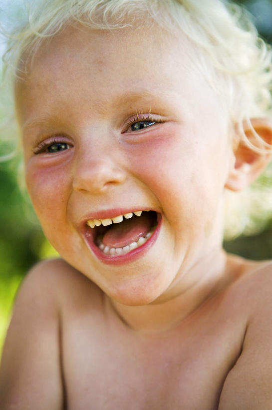 西方人,儿童,脸,头,眼睛,脸颊,眉毛,睫毛,一个人,笑,微笑,露齿笑,竖图,室外,特写,白天,正面,纯洁,欧洲,欧洲人,瞳孔,仅一个女性,仅一个人,朦胧,模糊,裸露,小孩,蓝色,仅一个小孩,金色,可爱,童年,童趣,眼部,裸,童真,烂漫,无邪,天真,女孩,女人,女性,白种人,孩子,头部,卷发,睫,脸部,脸蛋,眉,面部,眼,眼睫毛,眼眉,半身,彩图,短发,眼眉毛,女生