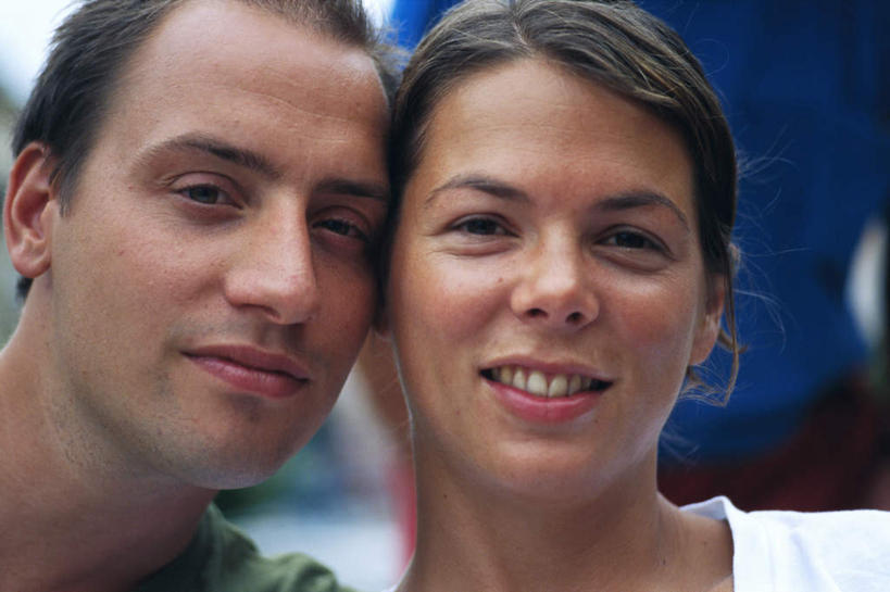 西方人,两个人,笑,微笑,露齿笑,横图,室外,白天,正面,爱情,欧洲,欧洲人,棕色,浪漫,靠,靠着,倚靠,温暖,温馨,辫子,恩爱,恋人,和睦,倚着,男人,男性,年轻男性,年轻女性,女人,女性,白种人,长发,情侣,半身,彩图,伴侣,融洽,短发