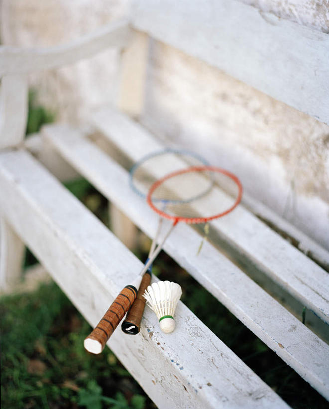 无人,竖图,俯视,室外,特写,白天,羽毛球,草地,草坪,植物,椅子,羽毛,朦胧,模糊,木椅,球拍,羽毛球拍,羽毛球装备,运动器械,草,两个,一个,红色,蓝色,绿色,白色,健身器械,单个,健身器材,羽毛球球拍,羽毛球运动,彩图,高角度拍摄,运动器材