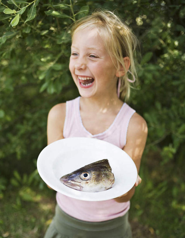 西方人,儿童,一个人,站,捧,笑,微笑,露齿笑,竖图,俯视,室外,白天,纯洁,植物,餐具,欧洲,欧洲人,仅一个女性,仅一个人,阴影,光线,鱼,影子,鱼头,鱼类,树,树木,一个,小孩,黄色,绿色,阳光,自然,盘子,站着,仅一个小孩,可爱,童年,童趣,生长,单个,成长,死亡,童真,烂漫,无邪,殒命,灭亡,天真,女孩,女人,女性,白种人,孩子,长发,进餐用具,烹调用具,端,端着,捧着,手捧,站立,半身,彩图,高角度拍摄,女生