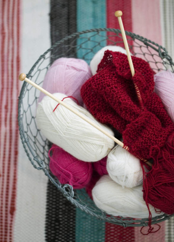 无人,竖图,俯视,室内,特写,白天,金属制品,两根,许多,金属,木制,布料,篮子,布纹,线团,桌布,一个,粉色,红色,蓝色,紫色,白色,黑色,餐巾,木制品,毛线,台布,单个,织棒,彩图,高角度拍摄