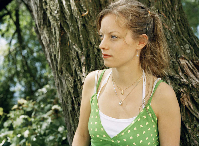 西方人,一个人,横图,室外,白天,正面,欧洲,欧洲人,仅一个年轻女性,仅一个女性,仅一个人,阴影,服装,光线,背心,影子,棕色,休闲装,树干,衣服,绿色,阳光,靠,靠着,倚靠,休闲,辫子,休闲服,服饰,倚着,年轻女性,女人,女性,白种人,长发,卷发,半身,彩图