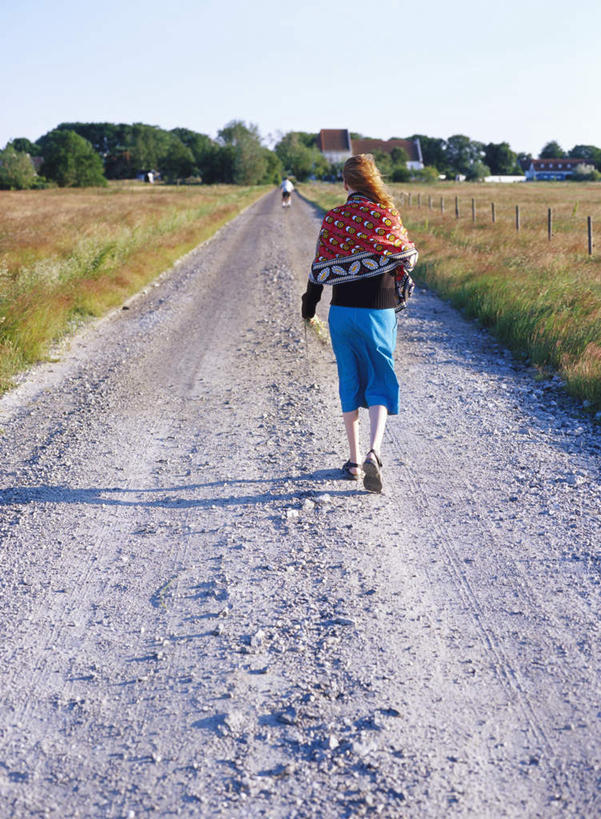 一个人,走,竖图,室外,白天,裙子,草地,草坪,植物,仅一个年轻女性,仅一个女性,仅一个人,服装,装饰,咖啡色,休闲装,草,树,树木,背面,衣服,红色,蓝色,绿色,黑色,蓝天,天空,自然,围巾,天,休闲,温暖,休闲服,服饰,生长,晴朗,成长,围脖,保暖,华丽,点缀,御寒,披着,万里无云,衬托,美观,雅致,雅观,披,年轻女性,女人,女性,长发,晴空,晴空万里,步行,散步,走路,彩图,全身