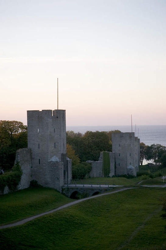 无人,竖图,室外,白天,正面,旅游,度假,草地,草坪,日落,植物,标志建筑,地标,建筑,瑞典,欧洲,古老,破旧,城堡,晚霞,霞光,建筑群,首都,娱乐,建设,废墟,草,蓝色,绿色,蓝天,天空,黄昏,天,享受,休闲,彩霞,放松,晴朗,斯堪的纳维亚,古堡,北欧,斯德哥尔摩,斯堪的纳维亚半岛,欧洲文化,万里无云,哥得兰岛,瑞典王国,维斯比,晴空,晴空万里,夕阳,彩图,传统文化