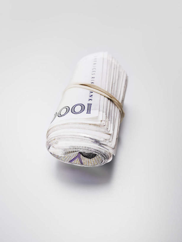 胡须,无人,竖图,室外,白天,白色背景,正面,钱,帽子,许多,戴,标志,钱币,数字,文字,字符,标识,运动帽,捆,鸭舌帽,钞票,金融,纸币,摄影,阿拉伯数字,影棚,经济,戴着,瑞士法郎,流通,纸钞,贸易,货币,现金,胡子,络腮胡,彩图,影棚拍摄,拍摄