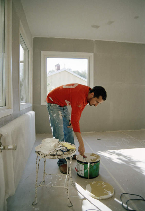 西方人,胡须,一个人,机修工,站,竖图,室内,白天,侧面,窗户,桌子,金属制品,欧洲,欧洲人,仅一个男性,仅一个人,弯腰,阴影,服装,裤子,光线,金属,铁桶,桶,影子,墙,蘸,牛仔裤,休闲装,玻璃窗,墙壁,墙面,工人,仅一个年轻男性,一个,衣服,红色,蓝色,白色,黑色,灰色,阳光,容器,站着,休闲,休闲服,服饰,单个,储藏,油漆,储存,弯身,男人,男性,年轻男性,白种人,胡子,络腮胡,机械师,机修工人,站立,彩图,全身,贮存,短发