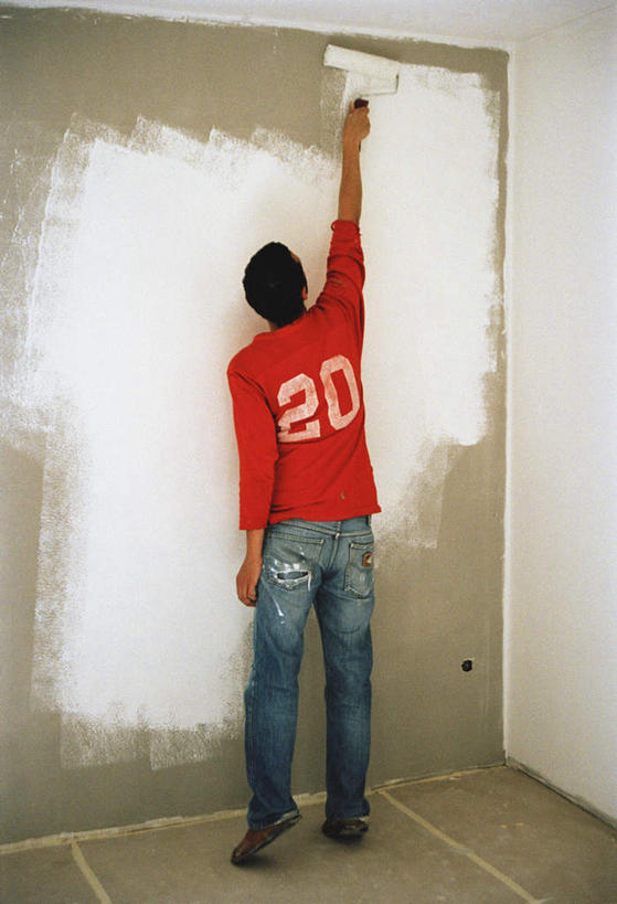 西方人,胡须,一个人,机修工,站,攀登,竖图,室内,白天,装修,欧洲,欧洲人,仅一个男性,仅一个人,握,服装,裤子,标志,数字,梯子,文字,字符,阶梯,木梯,墙,两把,拿,刷,拿着,牛仔裤,休闲装,标识,装潢,墙壁,墙面,工人,仅一个年轻男性,背面,衣服,红色,蓝色,绿色,黑色,灰色,粉刷,刷子,站着,休闲,休闲服,爬,握着,阿拉伯数字,服饰,上升,油漆,滚筒刷,踮,涂料,脚尖,滚刷,登高,踮着,男人,男性,年轻男性,白种人,胡子,络腮胡,机械师,机修工人,攀爬,站立,彩图,全身,滚筒,短发