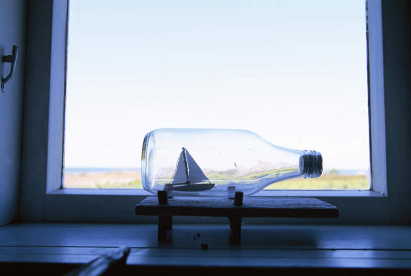 帆船,无人,横图,室内,白天,正面,窗户,船,一艘,木制,玻璃窗,窗台,架子,玻璃制品,酒瓶,一个,玻璃瓶,模型,木制品,瓶子,交通工具,单个,载具,彩图