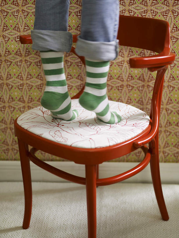 西方人,儿童,一个人,竖图,室内,白天,正面,纯洁,壁纸,地板,椅子,欧洲,欧洲人,仅一个女性,仅一个人,一双,条纹,裤子,木制,木椅,墙,牛仔裤,袜子,墙壁,墙面,一个,小孩,红色,蓝色,绿色,白色,黑色,木制品,仅一个小孩,可爱,童年,童趣,单个,踮,脚尖,童真,烂漫,无邪,踮着,天真,女孩,女人,女性,白种人,孩子,墙纸,半身,彩图,女生