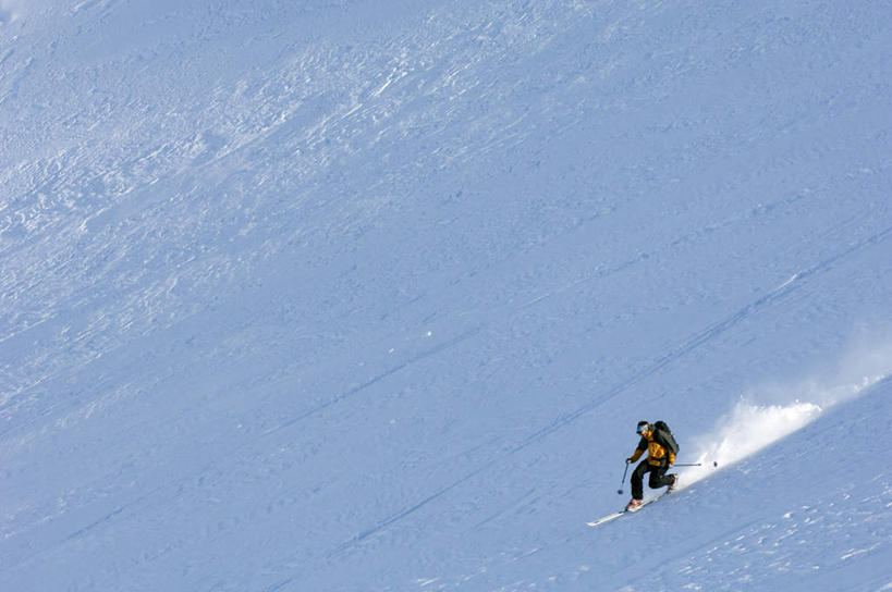 西方人,背,一个人,横图,室外,白天,侧面,雪,大雪,帽子,欧洲,欧洲人,仅一个男性,仅一个人,两根,两块,戴,握,阴影,飞溅,服装,溅,光线,包,影子,积雪,雪景,冬季,冬天,倾斜,拿,旅行包,拿着,休闲装,仅一个年轻男性,衣服,黄色,蓝色,黑色,蓝天,天空,阳光,背包,天,背着,休闲,休闲服,寒冷,划,握着,服饰,晴朗,迅速,快速,滑雪板,戴着,喷洒,万里无云,棉帽,严寒,旅游包,疾速,杆子,男人,男性,年轻男性,白种人,晴空,晴空万里,彩图,全身,双肩包
