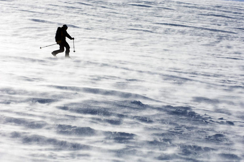 西方人,背,一个人,横图,室外,白天,侧面,雪,大雪,帽子,欧洲,欧洲人,仅一个男性,仅一个人,两根,两块,戴,握,阴影,飞溅,服装,溅,光线,包,影子,积雪,雪景,冬季,冬天,倾斜,拿,旅行包,拿着,休闲装,仅一个年轻男性,衣服,蓝色,黑色,蓝天,天空,阳光,背包,天,背着,休闲,休闲服,寒冷,划,握着,服饰,晴朗,迅速,快速,滑雪板,戴着,喷洒,万里无云,棉帽,严寒,旅游包,疾速,杆子,男人,男性,年轻男性,白种人,晴空,晴空万里,彩图,全身,双肩包