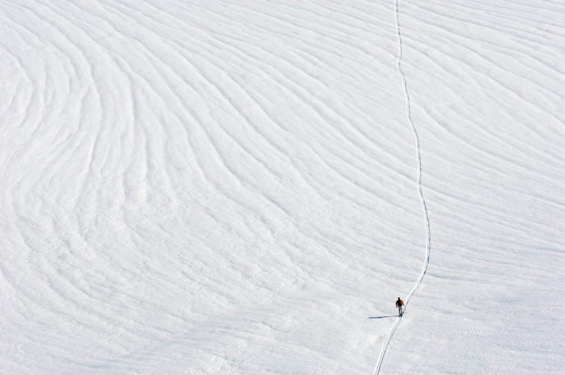 西方人,一个人,横图,俯视,室外,白天,雪,大雪,帽子,欧洲,欧洲人,仅一个男性,仅一个人,两根,两块,一副,戴,握,阴影,飞溅,服装,溅,光线,墨镜,眼镜,影子,积雪,雪景,冬季,冬天,倾斜,拿,拿着,休闲装,仅一个年轻男性,衣服,黄色,红色,蓝色,黑色,蓝天,天空,阳光,太阳镜,太阳眼镜,天,休闲,休闲服,遮阳镜,寒冷,划,握着,服饰,晴朗,迅速,快速,滑雪板,戴着,喷洒,万里无云,棉帽,严寒,疾速,杆子,男人,男性,年轻男性,白种人,晴空,晴空万里,彩图,高角度拍摄,全身