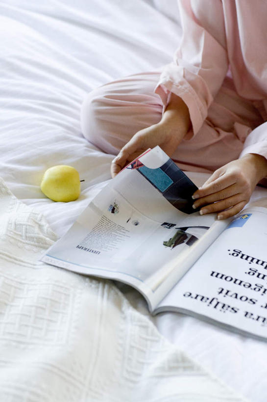 西方人,一个人,竖图,俯视,室内,特写,白天,阅读,床,卧室,苹果,杂志,水果,欧洲,欧洲人,仅一个年轻女性,仅一个女性,仅一个人,握,学习,睡衣,新鲜,生食,食品,果实,床单,被子,食物,一个,粉色,黄色,白色,看,读书,浏览,握着,单人床,有机食品,绿色食品,单个,被单,寝衣,年轻女性,女人,女性,白种人,半身,彩图,高角度拍摄,睡房,卧房