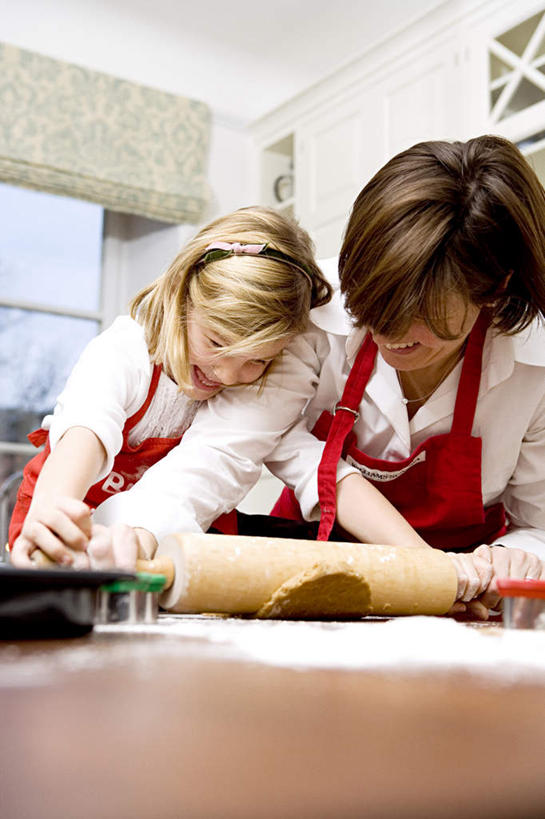 西方人,儿童,两个人,家庭,母亲,女儿,坐,笑,微笑,露齿笑,竖图,室内,白天,正面,纯洁,厨房,窗户,窗帘,蜡烛,欧洲,欧洲人,两根,一块,许多,戴,阴影,服装,光线,擀面杖,火焰,围裙,影子,烛光,灶台,灯光,面团,棕色,燃烧,注视,休闲装,玻璃窗,一个,小孩,衣服,蓝色,绿色,白色,蓝天,天空,发箍,天,点燃,观察,看,靠,靠着,休闲,温暖,温馨,母女,一家人,休闲服,金色,可爱,母爱,童年,童趣,服饰,晴朗,单个,观看,戴着,和睦,察看,关注,挤压,童真,烂漫,无邪,万里无云,天真,年轻女性,女孩,女人,女性,白种人,孩子,年轻人,晴空,晴空万里,坐着,半身,彩图,灶间,融洽,短发,女生