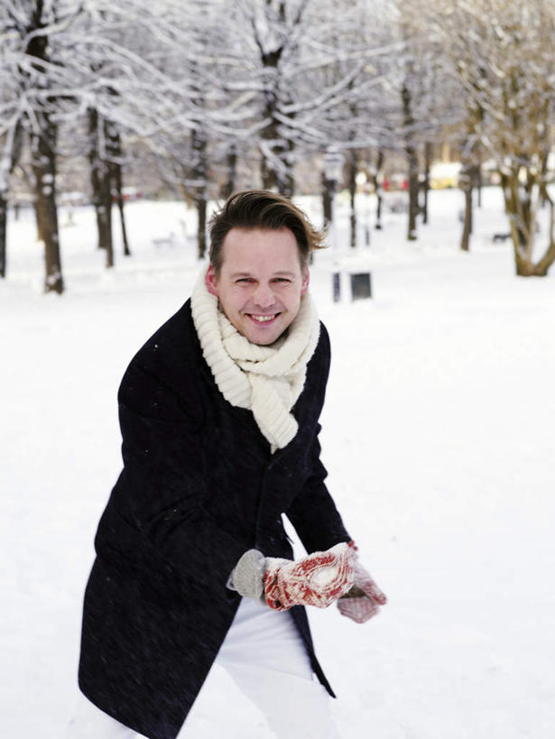 西方人,一个人,捧,竖图,室外,白天,正面,树林,雪,植物,大雪,欧洲,欧洲人,仅一个男性,仅一个人,一条,戴,服装,装饰,洒落,积雪,雪景,冬季,冬天,飘落,休闲装,树,树木,仅一个年轻男性,衣服,黄色,红色,绿色,白色,黑色,自然,手套,围巾,休闲,温暖,休闲服,寒冷,服饰,生长,成长,围脖,保暖,华丽,点缀,戴着,御寒,衬托,美观,雅致,雅观,严寒,男人,男性,年轻男性,白种人,卷发,端,端着,捧着,手捧,半身,彩图,短发