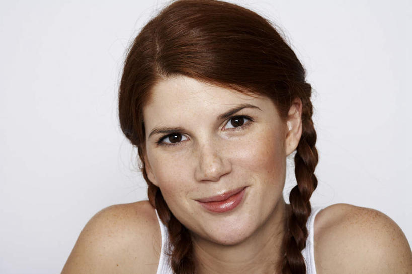 西方人,一个人,站,笑,微笑,横图,室内,白天,白色背景,正面,欧洲,欧洲人,仅一个年轻女性,仅一个女性,仅一个人,背心,棕色,注视,白色,观察,看,站着,辫子,摄影,影棚,观看,察看,关注,年轻女性,女人,女性,白种人,长发,站立,半身,彩图,影棚拍摄,拍摄