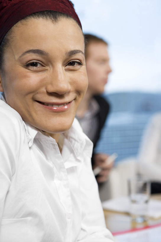 西方人,脸,头,脸颊,两个人,伙伴,朋友,商务人士,商务男性,商务女性,办公室,坐,笑,微笑,露齿笑,竖图,室内,特写,白天,正面,衬衫,西装,友谊,窗户,落地窗,桌子,汽车,杯子,欧洲,欧洲人,握,阴影,套装,正装,朦胧,模糊,光线,笔,材料,档案,文件,影子,办公桌,办公用品,拿,拿着,扭头,注视,职业装,玻璃窗,车,玻璃制品,文具,阳光,水杯,学习用品,资料,交通工具,轿车,观察,看,转头,握着,观看,文具用品,察看,关注,载具,文档,商务装,头套,工薪阶层,友情,男人,男性,年轻男性,年轻女性,女人,女性,白种人,头部,脸部,脸蛋,面部,白领,上班族,玻璃杯,坐着,半身,彩图,衬衣