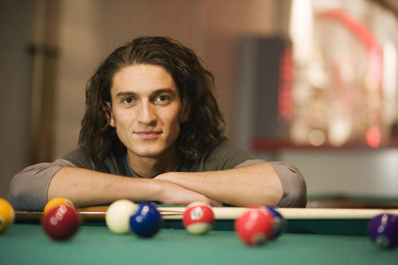 西方人,一个人,蹲,笑,微笑,横图,室内,白天,正面,台球,窗户,欧洲,欧洲人,仅一个男性,仅一个人,撞球,阴影,朦胧,模糊,光线,球杆,影子,墙,注视,运动器械,玻璃窗,墙壁,墙面,彩球,仅一个年轻男性,阳光,观察,看,趴着,健身器械,观看,察看,台球桌,关注,健身器材,斯诺克,斯诺克球,斯诺克台球,桌球,男人,男性,年轻男性,白种人,蹲着,趴,半身,彩图,运动器材