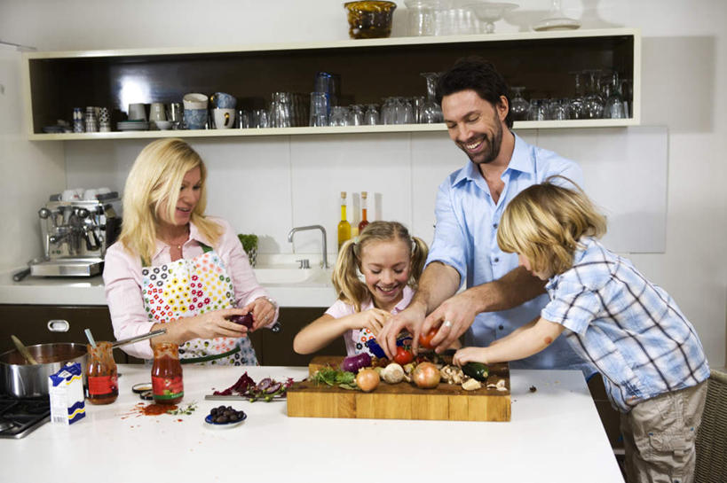 西方人,儿童,两个人,四个人,家庭,站,笑,微笑,露齿笑,横图,室内,白天,正面,爱情,纯洁,厨房,柜子,黄瓜,蔬菜,蒜,西红柿,洋葱,杯子,金属制品,欧洲,欧洲人,握,阴影,新鲜,光线,金属,瓷器,高脚杯,工具,罐子,围裙,影子,食品,刀具,咖啡杯,陶瓷制品,红酒杯,浪漫,拿,拿着,注视,玻璃制品,酒瓶,装饰品,食物,小孩,阳光,玻璃瓶,戒指,酒杯,瓶子,容器,饰品,首饰,水杯,橱柜,刀,低头,观察,看,站着,温暖,温馨,一家人,恩爱,可爱,童年,童趣,握着,有机食品,绿色食品,观看,储藏,信物,和睦,察看,权利,储存,关注,菜刀,瓷杯,菜板,童真,烂漫,无邪,手饰,切菜刀,天真,男孩,男人,男性,女孩,女人,女性,中年男性,中年女性,白种人,孩子,玻璃杯,圆葱,洋葱头,小蒜,球葱,青瓜,胡瓜,番茄,大蒜,站立,半身,彩图,灶间,融洽,贮存,男生,女生