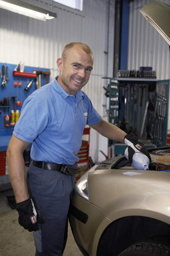 西方人,一个人,站,笑,微笑,露齿笑,竖图,室内,白天,正面,安全,汽车,照明,欧洲,欧洲人,仅一个男性,仅一个人,仅一个中年男性,许多,握,阴影,光线,工具,影子,墙,灯光,防护,拿,拿着,扭头,注视,腰带,吊灯,墙壁,墙面,车,灯,阳光,手套,灯具,交通工具,轿车,观察,看,站着,转头,握着,观看,皮带,修理,保护,照亮,察看,照明设备,关注,载具,保险,修理厂,汽油,配饰,保全,周全,安稳,安定,防护手套,裤带,汽车修理厂,平安,男人,男性,中年男性,白种人,修理工人,站立,半身,彩图