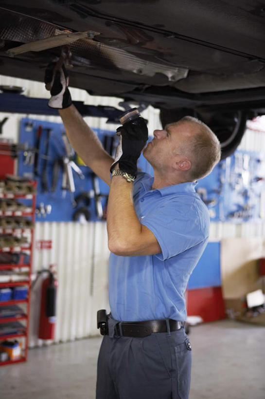 西方人,一个人,站,竖图,室内,特写,白天,正面,安全,柜子,汽车,灭火器,照明,欧洲,欧洲人,仅一个男性,仅一个人,仅一个中年男性,许多,握,阴影,朦胧,模糊,时间,光线,工具,时钟,手表,影子,墙,灯光,防护,拿,计时,拿着,注视,腰带,吊灯,墙壁,墙面,车,灯,阳光,手套,橱柜,灯具,钟表,交通工具,轿车,观察,看,站着,表,握着,观看,皮带,修理,保护,消防,腕表,照亮,察看,照明设备,关注,载具,保险,修理厂,灭火,汽油,配饰,保全,周全,安稳,安定,防护手套,裤带,消防灭火器,消防器材,汽车修理厂,平安,男人,男性,中年男性,白种人,手臂,修理工人,钟,抬头,仰头,站立,半身,彩图