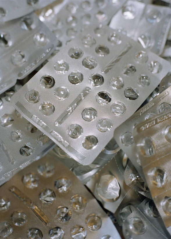 无人,竖图,俯视,室内,特写,白天,安全,许多,阴影,光线,包装,药剂,药丸,影子,防护,药片,阳光,药品,治疗,保护,药物,医疗,保险,预防,平安,彩图,高角度拍摄