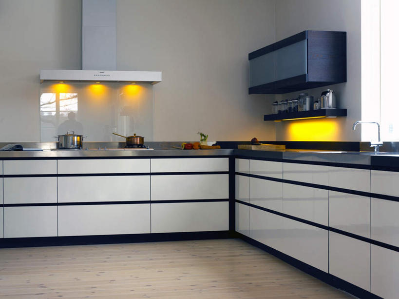 无人,横图,室内,白天,正面,厨房,窗户,地板,柜子,蔬菜,照明,阴影,新鲜,光线,彩灯,厨房用具,水龙头,影子,墙,灯光,食品,地面,锅,木地板,玻璃窗,墙壁,墙面,灯,食物,阳光,容器,橱柜,灯具,花灯,有机食品,绿色食品,储藏,照亮,照明设备,储存,彩图,灶间,贮存