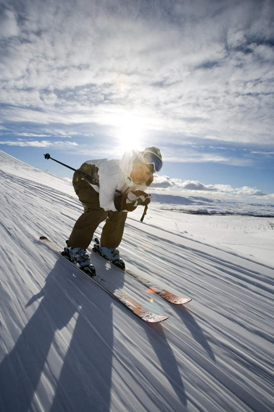 西方人,一个人,站,笑,微笑,露齿笑,竖图,室外,白天,正面,旅游,度假,安全,雪,大雪,帽子,欧洲,欧洲人,仅一个年轻女性,仅一个女性,仅一个人,弯腰,握,阴影,光线,眼镜,影子,积雪,雪景,云,云朵,冬季,冬天,防护,拿,云彩,拿着,扭头,注视,娱乐,蓝色,白云,蓝天,天空,阳光,天,观察,看,站着,转头,享受,休闲,放松,寒冷,握着,晴朗,观看,护目镜,保护,察看,关注,保险,滑雪橇,保全,周全,安稳,安定,弯身,棉帽,严寒,安全防护眼镜,平安,年轻女性,女人,女性,白种人,晴空,站立,彩图,全身,防护眼镜