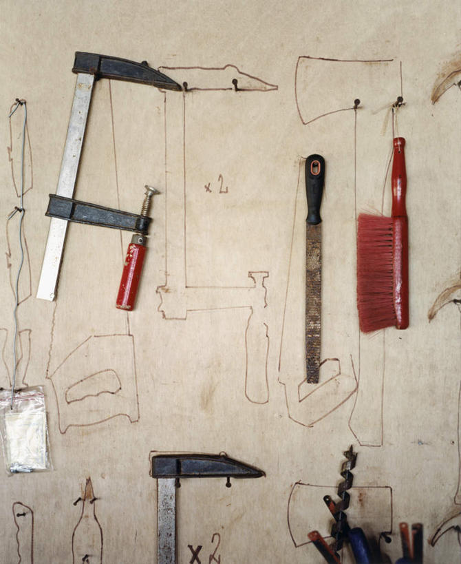 无人,竖图,室内,白天,正面,车间,一排,吊挂,敲打,悬挂,阴影,整齐,光线,锤子,工具,榔头,螺旋,影子,墙,痕迹,挂,墙壁,墙面,排列,两个,一个,阳光,刷子,单个,五金,变形,紧固,队列,矫正,钻头,塑形,牢固,夹钳,陈迹,彩图