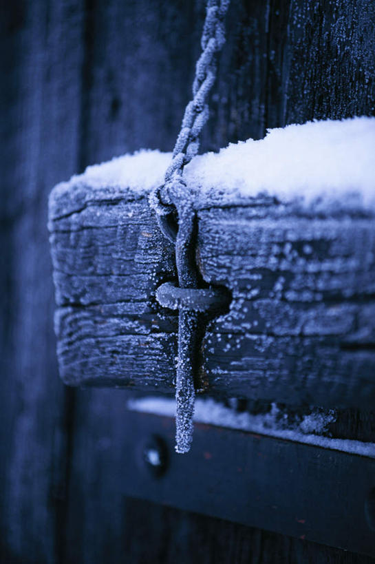 无人,竖图,室外,白天,正面,雪,大雪,门,金属制品,阴影,光线,金属,木制,影子,积雪,雪景,冬季,冬天,阳光,木制品,门框,寒冷,铁链,严寒,彩图