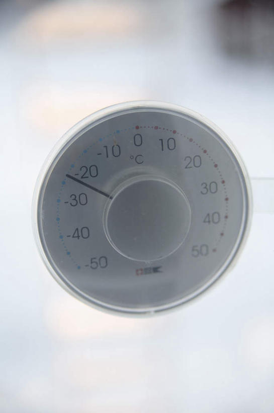 无人,竖图,俯视,室内,特写,白天,安全,生活用品,玻璃,阴影,朦胧,模糊,光线,测量,器材,数字,温度计,影子,指针,显示屏,玻璃制品,阳光,体温计,快速,温度,卫生,准确,精度,精准,电子温度计,物理,感温头,温度传感器,读数,快捷,热电偶,彩图,高角度拍摄