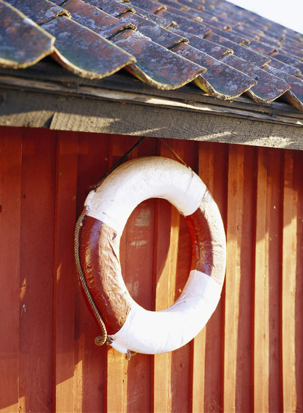 游泳,无人,家,木屋,竖图,室外,特写,白天,正面,美景,吊挂,悬挂,阴影,光线,救生圈,瓦片,影子,塑料,屋檐,景观,挂,檐,住宅,阳光,自然,绳子,塑料制品,游泳圈,景色,充气,绳索,救生,自然风光,泅水,彩图,茅舍,茅屋,棚屋,小木屋,小屋