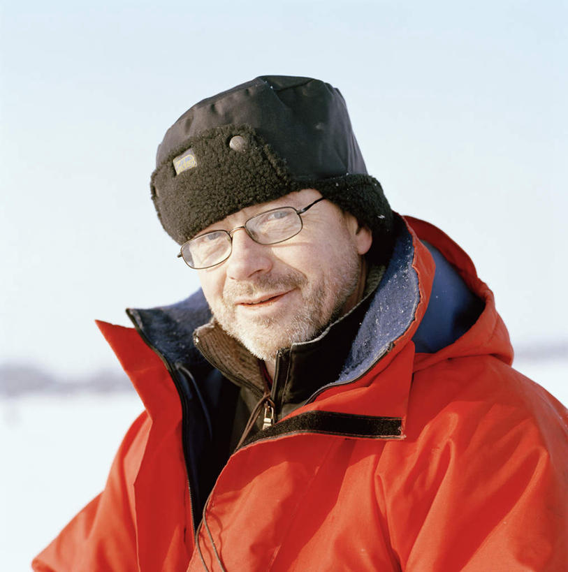 西方人,一个人,笑,微笑,竖图,室外,特写,白天,正面,雪,大雪,帽子,欧洲,欧洲人,仅一个男性,仅一个人,阴影,光线,眼镜,影子,积雪,雪景,冬季,冬天,扭头,注视,天空,阳光,观察,看,转头,仅一个老年男性,棉衣,寒冷,观看,察看,关注,近视眼镜,棉帽,严寒,老年男性,男人,男性,白种人,半身,彩图