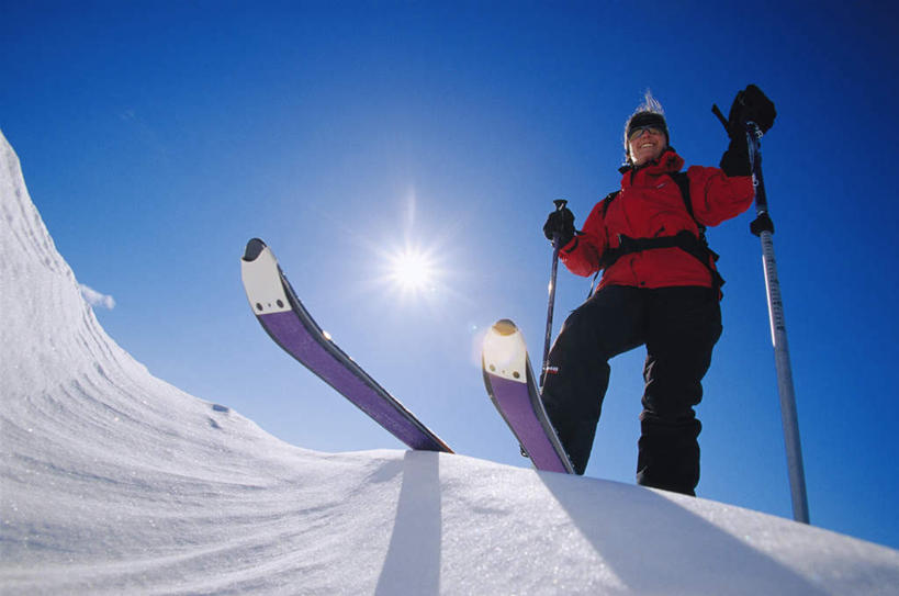 西方人,一个人,站,横图,室外,白天,仰视,雪,大雪,欧洲,欧洲人,仅一个男性,仅一个人,握,阴影,服装,光线,滑雪,墨镜,眼镜,影子,积雪,雪景,冬季,冬天,拿,拿着,注视,运动器械,仅一个年轻男性,衣服,阳光,太阳镜,太阳眼镜,观察,看,站着,温暖,健身器械,遮阳镜,寒冷,握着,服饰,观看,羽绒服,保暖,滑雪板,滑雪杖,手杖,察看,御寒,关注,健身器材,严寒,冬装,男人,男性,年轻男性,白种人,站立,彩图,低角度拍摄,全身,运动器材