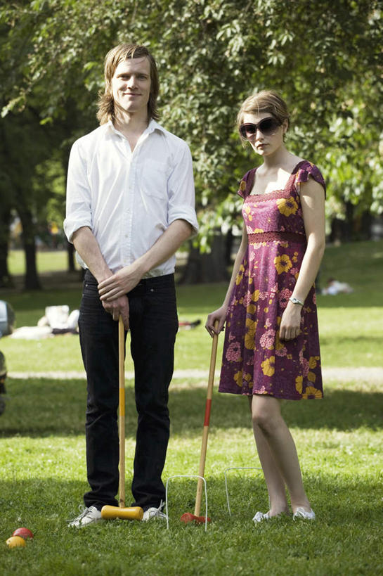 西方人,两个人,夫妻,竖图,室外,白天,正面,爱情,锻炼,运动,草地,草坪,植物,欧洲,欧洲人,一副,握,阴影,光线,墨镜,眼镜,影子,浪漫,拿,拿着,注视,运动器械,草,树,树木,绿色,阳光,自然,太阳镜,太阳眼镜,观察,看,健身器械,遮阳镜,恩爱,握着,恋人,生长,成长,观看,察看,关注,健身器材,马球,体育,男人,男性,年轻男性,年轻女性,女人,女性,白种人,夫妇,情侣,彩图,全身,健身,伴侣,运动器材