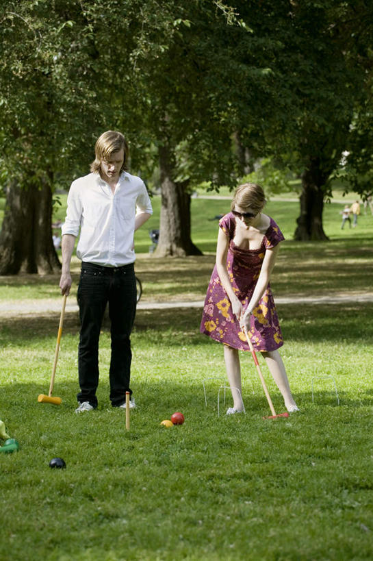 西方人,两个人,夫妻,竖图,室外,白天,正面,爱情,锻炼,运动,草地,草坪,植物,欧洲,欧洲人,一副,弯腰,握,阴影,光线,墨镜,眼镜,影子,浪漫,拿,拿着,注视,运动器械,草,树,树木,绿色,阳光,自然,太阳镜,太阳眼镜,低头,观察,看,健身器械,遮阳镜,恩爱,握着,恋人,生长,成长,观看,察看,关注,健身器材,马球,弯身,体育,男人,男性,年轻男性,年轻女性,女人,女性,白种人,夫妇,情侣,彩图,全身,健身,伴侣,运动器材