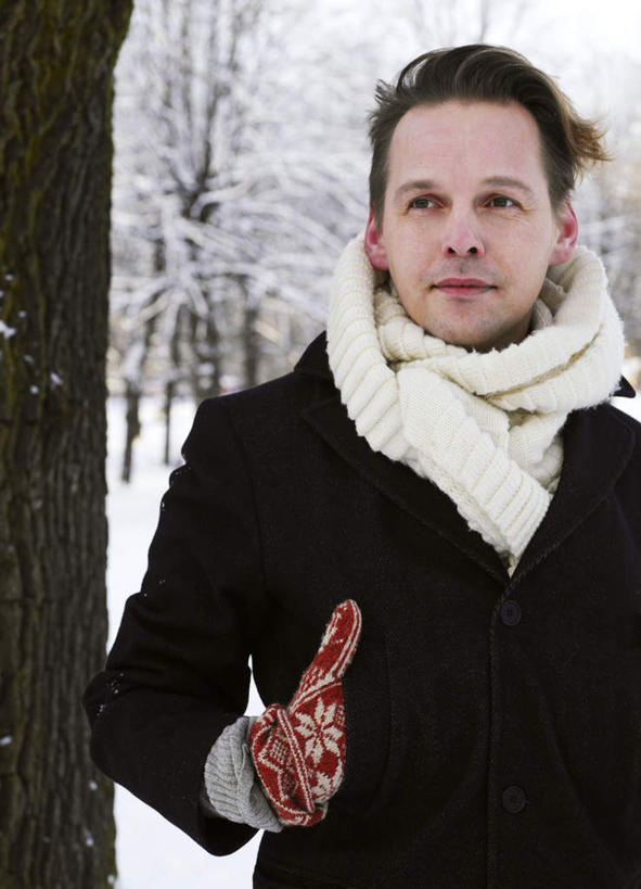 西方人,一个人,站,竖图,室外,白天,正面,雪,植物,大雪,欧洲,欧洲人,仅一个男性,仅一个人,装饰,积雪,雪景,冬季,冬天,树,树木,仅一个年轻男性,绿色,自然,手套,围巾,站着,温暖,寒冷,生长,成长,围脖,保暖,华丽,点缀,御寒,衬托,美观,雅致,雅观,严寒,男人,男性,年轻男性,白种人,站立,半身,彩图