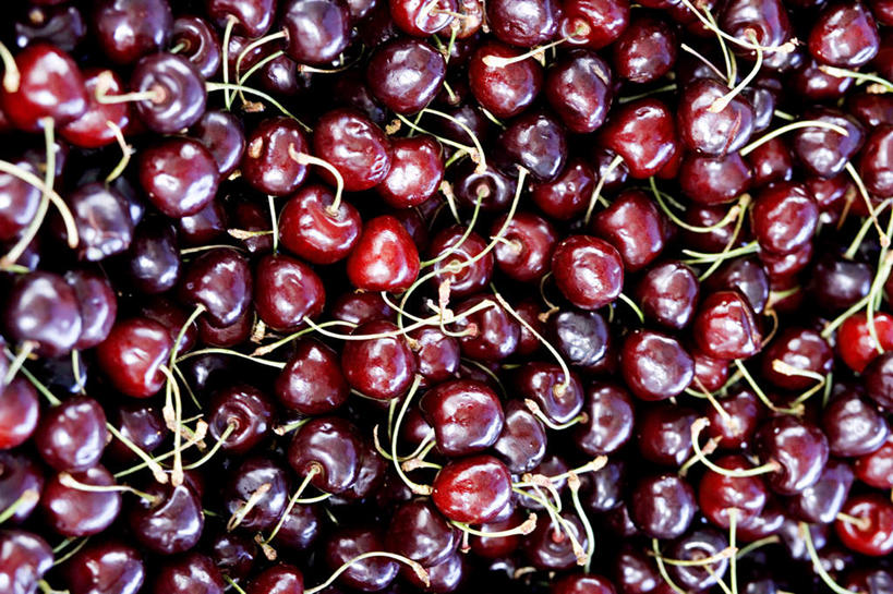 无人,横图,俯视,室内,白天,樱桃,水果,一堆,许多,堆叠,堆积,新鲜,生食,食品,果实,食物,红色,摄影,有机食品,绿色食品,影棚,堆,大樱桃,樱珠,莺桃,英桃,楔桃,牛桃,荆桃,车厘子,彩图,高角度拍摄,影棚拍摄,拍摄