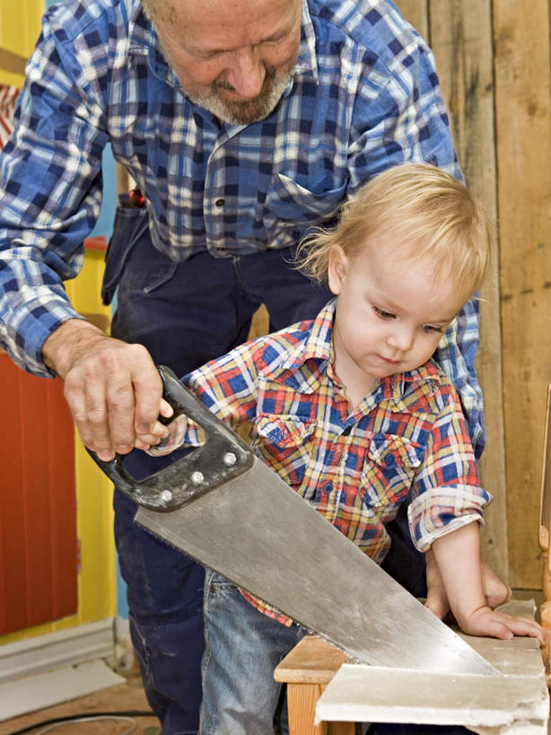 西方人,儿童,老年人,两个人,家庭,祖父,站,笑,微笑,露齿笑,竖图,室内,白天,正面,纯洁,椅子,欧洲,欧洲人,一块,握,工具,木板,木材,木椅,墙,拿,拿着,墙壁,墙面,一个,小孩,站着,温暖,温馨,一家人,可爱,童年,童趣,握着,爷爷,单个,祖孙,锯子,和睦,手锯,童真,烂漫,无邪,外公,外祖父,外孙,外孙子,天真,老年男性,男孩,男人,男性,白种人,孩子,孙子,站立,半身,彩图,融洽,男生