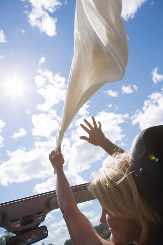 西方人,一个人,举,笑,微笑,露齿笑,竖图,室外,白天,仰视,汽车,瑞典,欧洲,欧洲人,仅一个女性,仅一个人,一辆,一条,服装,丝巾,云,云朵,云彩,扭头,休闲装,车,衣服,蓝色,白色,白云,蓝天,天空,交通工具,轿车,天,托,转头,仅一个中年女性,休闲,休闲服,服饰,晴朗,斯堪的纳维亚,载具,北欧,斯堪的纳维亚半岛,丝织品,瑞典王国,女人,女性,中年女性,白种人,晴空,举起,举手,举着,向上举,向上伸,向上托,半身,彩图,低角度拍摄