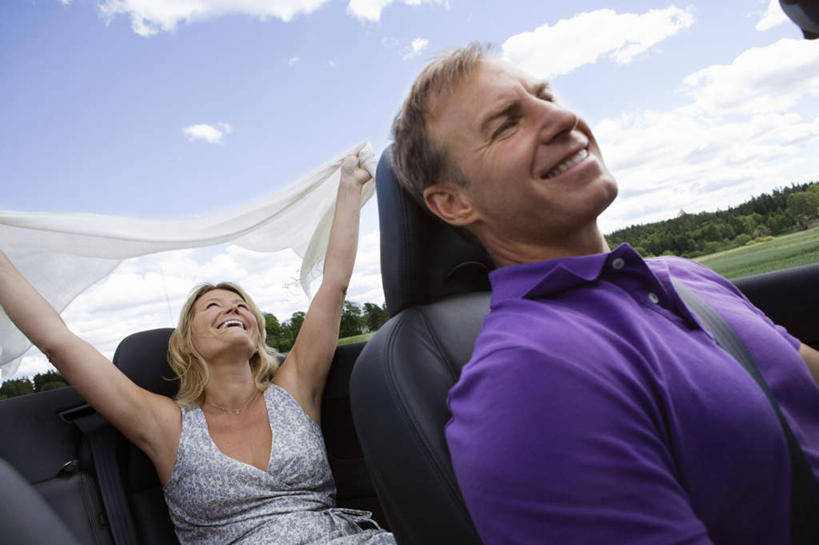 西方人,两个人,夫妻,坐,举,笑,微笑,露齿笑,横图,室外,白天,仰视,爱情,瑞典,欧洲,欧洲人,服装,丝巾,云,云朵,浪漫,云彩,休闲装,一个,衣服,蓝色,白云,蓝天,天空,天,托,休闲,休闲服,恩爱,恋人,服饰,晴朗,单个,斯堪的纳维亚,北欧,斯堪的纳维亚半岛,丝织品,瑞典王国,男人,男性,女人,女性,中年男性,中年女性,白种人,夫妇,情侣,晴空,举起,举手,举着,向上举,向上伸,向上托,坐着,半身,彩图,低角度拍摄,伴侣