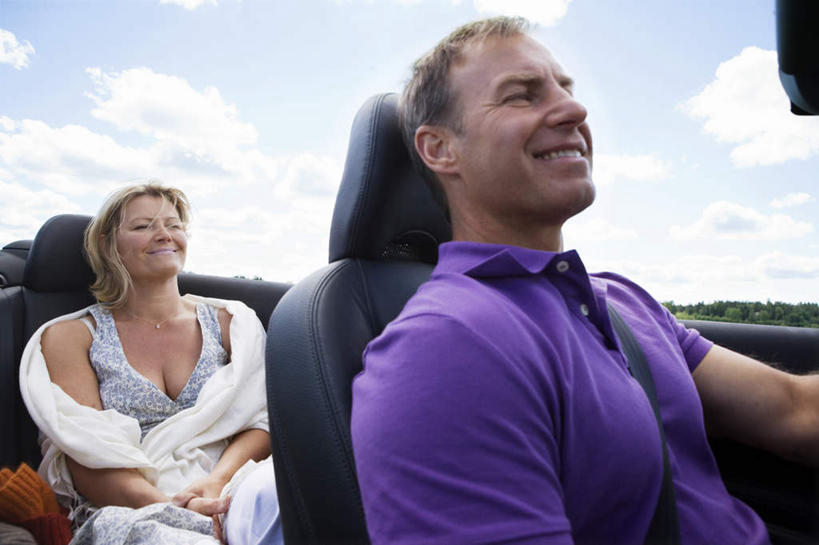 西方人,两个人,夫妻,坐,举,笑,微笑,露齿笑,横图,室外,白天,仰视,爱情,安全,瑞典,欧洲,欧洲人,服装,丝巾,云,云朵,带子,防护,浪漫,云彩,休闲装,一个,衣服,蓝色,白云,蓝天,天空,安全带,绳子,天,托,休闲,休闲服,恩爱,恋人,服饰,晴朗,单个,保护,绳索,斯堪的纳维亚,北欧,斯堪的纳维亚半岛,保险,安全绳,保全,周全,安稳,安定,丝织品,瑞典王国,平安,男人,男性,女人,女性,中年男性,中年女性,白种人,夫妇,情侣,晴空,举起,举手,举着,向上举,向上伸,向上托,坐着,半身,彩图,低角度拍摄,伴侣